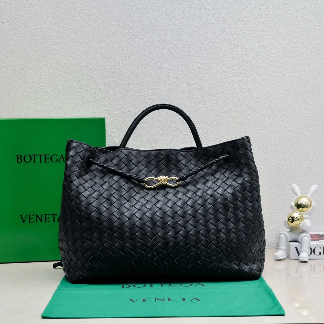 Batch 3760 #Bottega Veneta 2023 spring and summer new Andiamo handbag, many stars have the same style 🎈 Classic full-body leather weaving with golden knot buckle, stable and chic enough [satisfied] The whole body is made of Nappa sheep leather, comfortable, soft and dynamic. The sliding metal knot buckle can adjust the shoulder strap, single shoulder/handbag/crossbody, multiple carrying methods, large bag capacity, suitable for commuting/daily/traveling This bag is divided into small/medium/large sizes. There is always one that suits you, so take it with you🎀🎀 Size: 45*22*34, model: 5543#